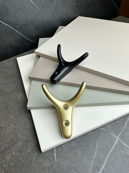 Крючок 047 - 2-х рожковый, золото матовый