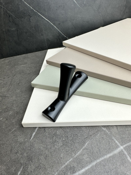 Крючок 048 - однорожковый, черный матовый